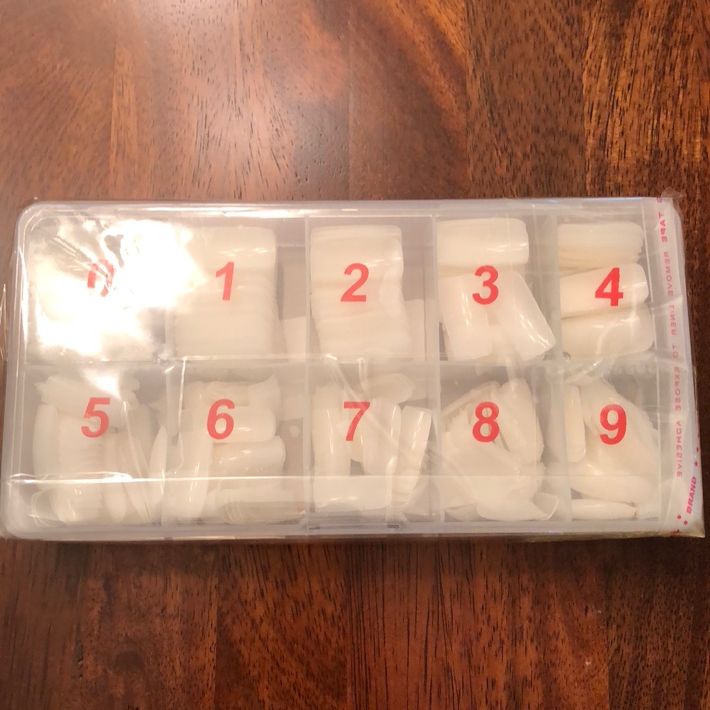 Fake nails in the color natural